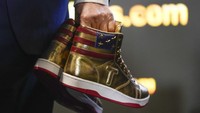Sepatu tersebut ditebus oleh seorang pedagang jam tangan terkenal asal Rusia, Roman Sharf, melalui aplikasi Whatnot. Sharf sendiri merupakan seorang konglomerat asal Rusia, ia merupakan pemilik perusahaan Luxury Bazaar.