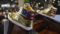 Terdapat semacam bendera Amerika Serikat di posisi pergelangan kaki sepatu tersebut, terdiri dari garis-garis berwarna merah dan kotak biru berisi bintang berwarna emas. Nampak pula huruf T yang timbul di bagian samping dan tanda tangan mantan presiden Amerika Serikat itu yang terlihat mencolok dengan tinta hitam.