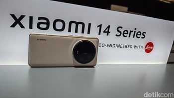 Tidak hanya ponsel konsep, MWC 2024 juga menjadi ajang peluncuran global untuk ponsel komersial. Salah satunya Xiaomi 14 Ultra, ponsel yang menjagokan empat kamera 50 MP yang diracik bersama Leica. Ponsel ini memiliki kamera utama 50 MP yang menggunakan sensor Sony LYT-900 berukuran 1-inch, ditenagai chipset Snapdragon 8 Gen 3, menjalankan HyperOS, dan dilengkapi Photography Kit yang bisa mengubah ponsel jadi mirip kamera saku. Foto: Agus Tri Haryanto/detikINET