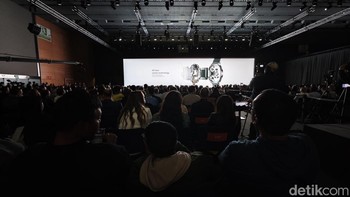Suasana saat peluncuran di CCIB Plaça de Willy Brandt yang penuh dan meriah. Foto: Agus Tri Haryanto/detikINET