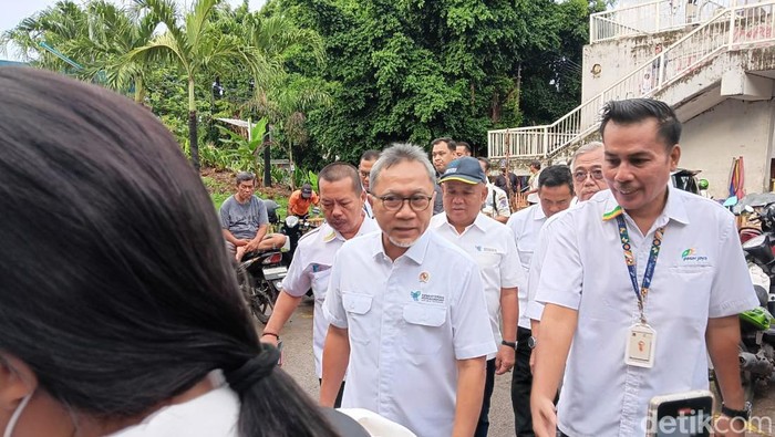 Menteri Perdagangan (Mendag) Zulkifli Hasan meninjau harga beras di Pasar Klender SS, Jakarta Timur, Senin (26/2/2024). Dalam kunjungan ini ia masih menerima keluhan terkait harga beras yang masih mahal.