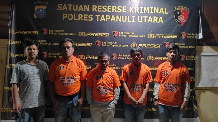 4 pelaku pencurian beko saat diamankan. (Foto: Dok. Polres Taput).