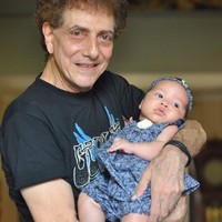 Lahir pada 19 Mei 2017, Malayeka terpaut usia yang cukup jauh dengan Ahmad Albar, yaitu 70 tahun. Tak heran jika sosok Ahmad Albar dan putri bungsunya itu pun kerap jadi sorotan. Foto: Instagram/@dewiye04