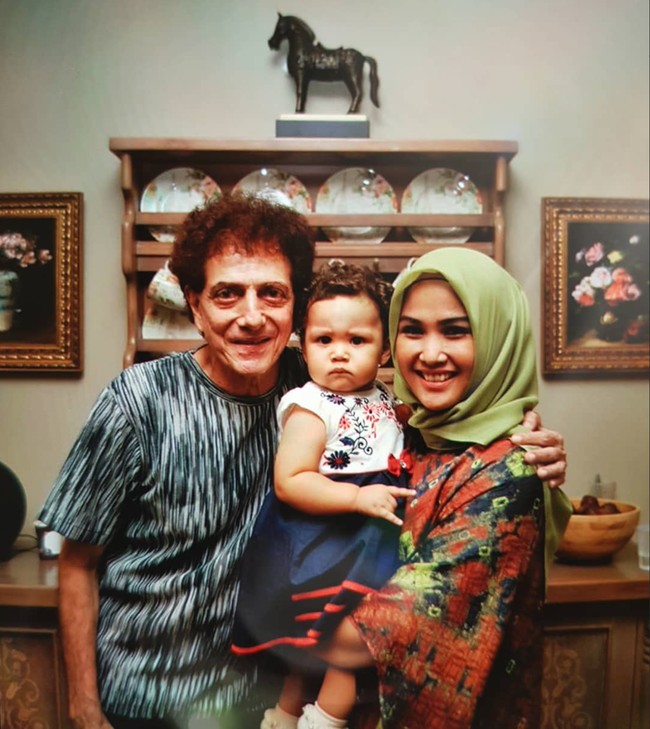 Melalui akun Instagram pribadi, istri Ahmad Albar, Dewi, kerap membagikan kebersamaan mereka. Dewi dan suaminya itu diketahui terpaut usia 37 tahun. Dewi merupakan istri dari pernikahan kedua Ahmad Albar. Foto: Instagram/@dewiye04