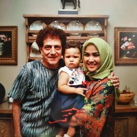 Melalui akun Instagram pribadi, istri Ahmad Albar, Dewi, kerap membagikan kebersamaan mereka. Dewi dan suaminya itu diketahui terpaut usia 37 tahun. Dewi merupakan istri dari pernikahan kedua Ahmad Albar. Foto: Instagram/@dewiye04