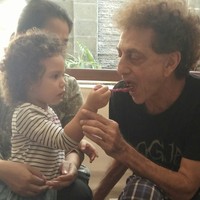 Walaupun terpaut usia yang sangat jauh dengan sang ayah namun Malayeka tampak dekat dan nempel dengan ayahnya tersebut. Seperti dalam foto, ketika Malayeka menyuapi kue ulang tahun untuk ayahnya. Foto: Instagram/@dewiye04