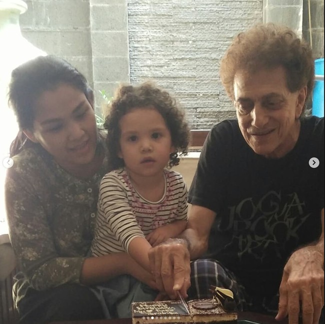 Tampil kompak, momen saat Malayeka dan Dewi bersama-sama merayakan ulang tahun Ahmad Albar. Bikin gemas, terlihat Malayeka memiliki rambut keriting yang mirip dengan sang ayah. Foto: Instagram/@dewiye04