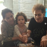 Tampil kompak, momen saat Malayeka dan Dewi bersama-sama merayakan ulang tahun Ahmad Albar. Bikin gemas, terlihat Malayeka memiliki rambut keriting yang mirip dengan sang ayah. Foto: Instagram/@dewiye04