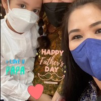 Potret Malayeka bersama kedua orangtuanya di hari Ayah. Terlihat ketiganya begitu kompak dan harmonis meski terpaut usia yang cukup jauh. Foto: Instagram/@dewiye04