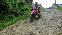 Jalan Perbatasan Lebak-Bogor Rusak