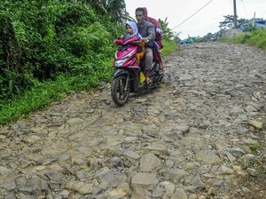 Jalan Perbatasan Lebak-Bogor Rusak