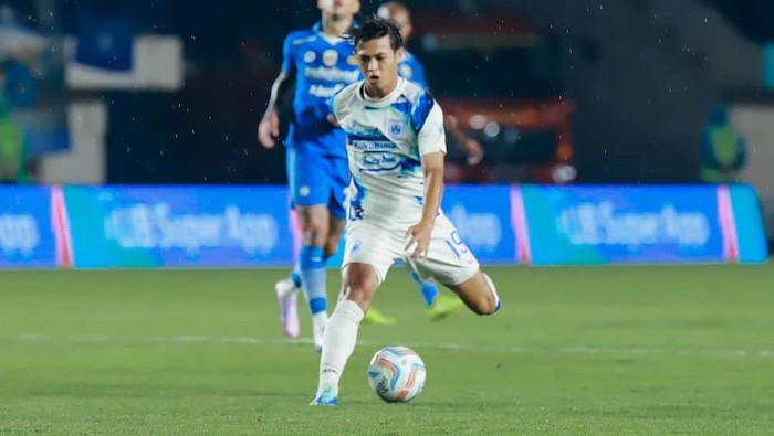 Aksi Alfeandra Dewangga dalam laga Persib vs PSIS, Selasa (27/2/2024).