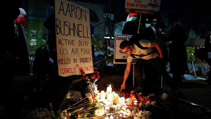 People attend a vigil for U.S. Airman Aaron Bushnell, who died after setting himself on fire in front of the Israeli Embassy in Washington on February 25 in an apparent act of protest against the war in Gaza between Israel and the Palestinian Islamist group Hamas, in Washington, D.C., U.S., February 26, 2024. REUTERS/Allison Bailey