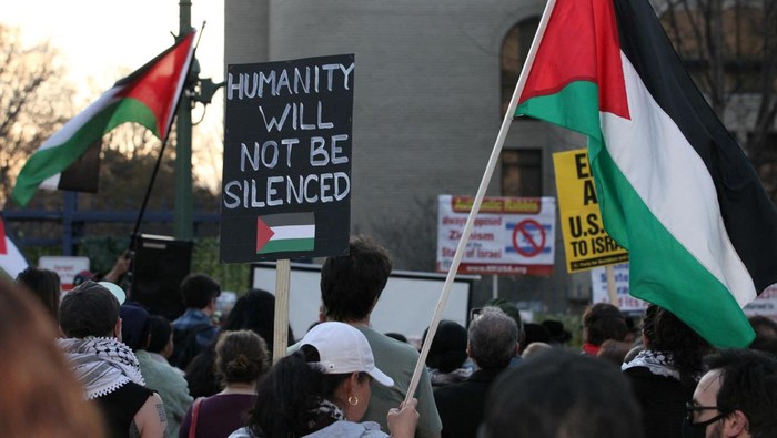 Aksi Solidaritas Warga AS untuk Aaron Bushnell yang Bakar Diri Bela Palestina People attend a vigil for U.S. Airman Aaron Bushnell, who died after setting himself on fire in front of the Israeli Embassy in Washington on February 25 in an apparent act of protest against the war in Gaza between Israel and the Palestinian Islamist group Hamas, in Washington, D.C., U.S., February 26, 2024. REUTERS/Allison Bailey
