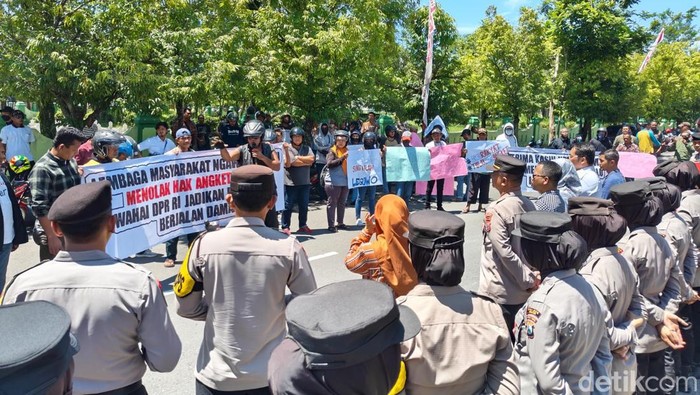 Aliansi Masyarakat Ngawi Bersatu menggelar aksi damai menolak hak angket Pemilu 2024