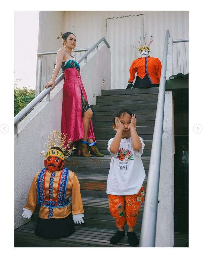 Tampil playful tabrak warna, Andien mengenakan busana dari Saroong Atelier. Busananya tersebut tampak memadukan warna pink dengan hijau. Foto: Instagram/@andienaisyah