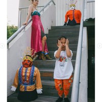 Tampil playful tabrak warna, Andien mengenakan busana dari Saroong Atelier. Busananya tersebut tampak memadukan warna pink dengan hijau. Foto: Instagram/@andienaisyah