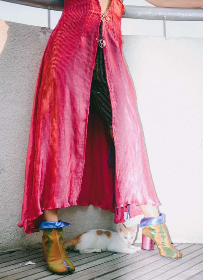 Nuansa ondel-ondel tampak dari warna dan motif pakaian yang dikenakan Andien. Ia kemudian memadukannya dengan ankle boots yang juga berwarna terang. Foto: Instagram/@andienaisyah