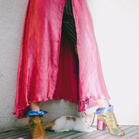 Nuansa ondel-ondel tampak dari warna dan motif pakaian yang dikenakan Andien. Ia kemudian memadukannya dengan ankle boots yang juga berwarna terang. Foto: Instagram/@andienaisyah