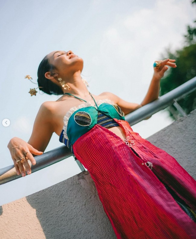 Untuk membuat penampilannya terlihat semakin stylish Andien mengenakan sepasang anting gantung berwarna gold dan hiasan kepala berbentuk bunga, seperti yang kerap dikenakan pengantin wanita adat Betawi. Foto: Instagram/@andienaisyah