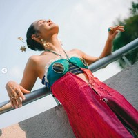 Untuk membuat penampilannya terlihat semakin stylish Andien mengenakan sepasang anting gantung berwarna gold dan hiasan kepala berbentuk bunga, seperti yang kerap dikenakan pengantin wanita adat Betawi. Foto: Instagram/@andienaisyah