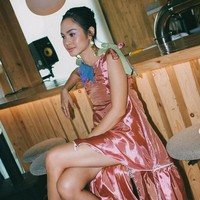 Di pemotretan tersebut Andien juga tampak mengenakan beberapa pakaian. Salah satunya dress berwarna salmon yang dipadukan dengan pita berwarna hijau dan biru di pundaknya. Foto: Instagram/@andienaisyah