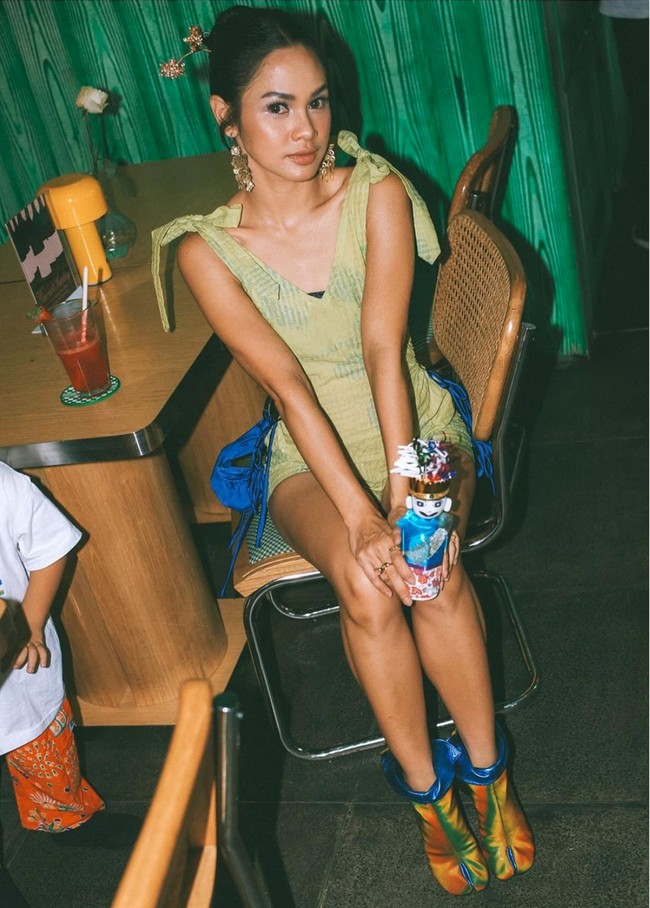 Untuk look ketiga Andien tampil simpel mengenakan dress hijau. Berpose duduk sambil membawa mainan ondel-ondel milik Tabi, penampilan Andien terlihat memukau. Foto: Instagram/@andienaisyah