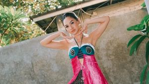 7 Pemotretan Andien Aisyah Terinspirasi Ondel-ondel, Playful Tabrak Warna