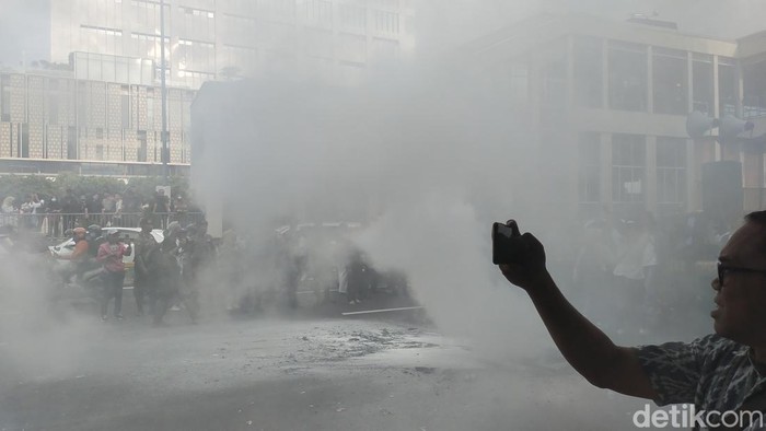 Asap tebal sempat muncul di depan gedung Bawaslu saat massa mulai membakar replika keranda mayat bertuliskan RIP Democracy dan ban mobil. (Tina S/detikcom)