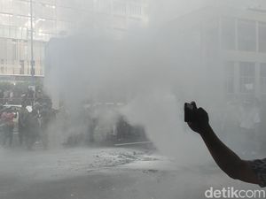 Asap Tebal Penuhi Depan Bawaslu Usai Massa Bakar Replika Keranda dan Ban