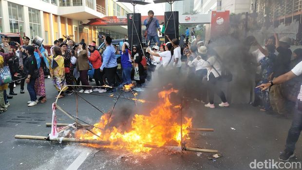 Massa membakar replika keranda mayat bertuliskan 'RIP Democracy'