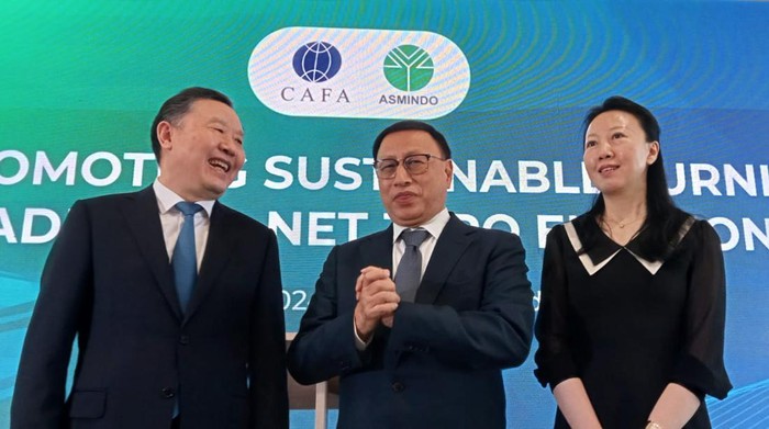 Ketua Umum Asmindo Dedy Rochimat (tengah) bersama  Chairman CAFA , Xu Xiangnan (kiri) serta Vice Chairman & Secretary General CAFA, Linda Tu (kanan) berbincang bincang disela acara konferensi CAFA di Hotel Vivere, Gading Serpong Tangerang, Selasa (27/2/2024).
