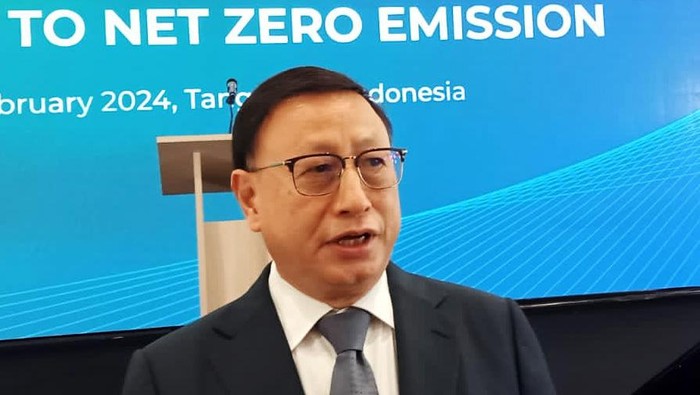 Ketua Umum Asmindo Dedy Rochimat (tengah) bersama  Chairman CAFA , Xu Xiangnan (kiri) serta Vice Chairman & Secretary General CAFA, Linda Tu (kanan) berbincang bincang disela acara konferensi CAFA di Hotel Vivere, Gading Serpong Tangerang, Selasa (27/2/2024).