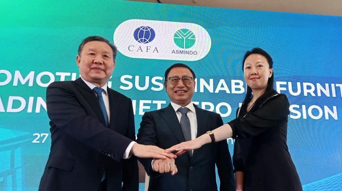 Ketua Umum Asmindo Dedy Rochimat (tengah) bersama  Chairman CAFA , Xu Xiangnan (kiri) serta Vice Chairman & Secretary General CAFA, Linda Tu (kanan) berbincang bincang disela acara konferensi CAFA di Hotel Vivere, Gading Serpong Tangerang, Selasa (27/2/2024).