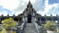 Monumen ini berdiri kokoh dengan eksteriornya yang detail dan khas Bali. Sarat akan makna dan filosofi ajaran Hindu. Bentuknya pun unik, bagaikan genta (bajra) raksasa yang sering digunakan oleh pendeta Hindu saat merapal mantra.