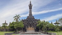 Pendirian Monumen Bajra Sandhi bermula dari terpilihnya rancangan arsitektur karya mahasiswa Universitas Udayana, Ida Bagus Gede Yadnya tahun 1981. Akhirnya segala gambaran ini direalisasikan pada Agustus 1988 atas prakarsa mantan Gubernur Bali, Ida Bagus Mantra.