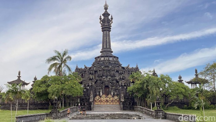 Bajra Sandhi, Genta Raksasa Ikon Heroisme Perjuangan Rakyat Bali Di Kota Denpasar, berdiri dengan megah sebuah monumen simbol perjuangan rakyat Bali. Namanya Monumen Bajra Sandhi. Menyimpan berbagai kisah heroisme rakyat Bali dari masa ke masa.