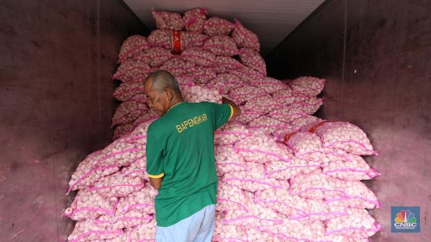 Bawang putih impor dari China di Pasar Kramat Jati, Jakarta Timur, Selasa (27/2/2024). (CNBC Indonesia/Tri Susilo)