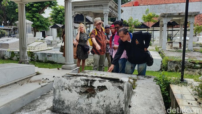 Begandring Soerabaia bersama TiMe Amsterdam melakukan verifikasi proyek pemugaran Makam Peneleh, Surabaya.