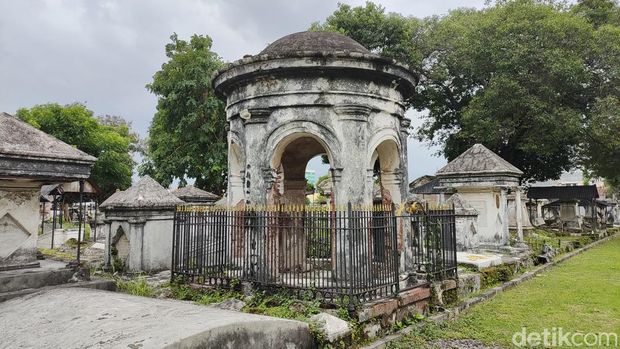 Begandring Soerabaia bersama TiMe Amsterdam melakukan verifikasi proyek pemugaran Makam Peneleh, Surabaya.