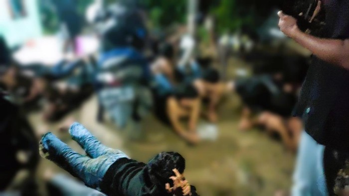 Belasan remaja dan sajam yang diamankan polisi.