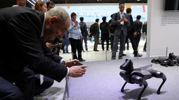 Orang-orang memotret Xiaomi Cyberdog di Mobile World Congress (MWC), di Barcelona, Spanyol 26 Februari 2024. Mobile World Congress (MWC) 2024 merupakan pameran perdagangan terkemuka di dunia untuk teknologi seluler dan industri terkait.  