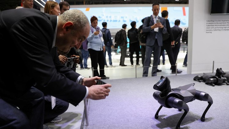 Visitors interact with latest technology, as they attend the Mobile World Congress (MWC) in Barcelona, Spain February 27, 2024. REUTERS/Bruna Casas