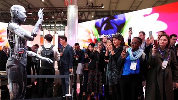Robot AI berinteraksi dengan publik, di Mobile World Congress (MWC) 2024. Aplikasi kecerdasan buatan (artificial intelligence/AI) di seluruh perangkat dan jaringan, kemajuan teknologi 5G dan 6G serta peningkatan konektivitas jadi salah satu topik utama pada ajang tahun ini.  