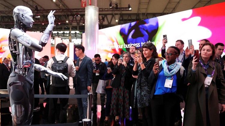 Visitors interact with latest technology, as they attend the Mobile World Congress (MWC) in Barcelona, Spain February 27, 2024. REUTERS/Bruna Casas