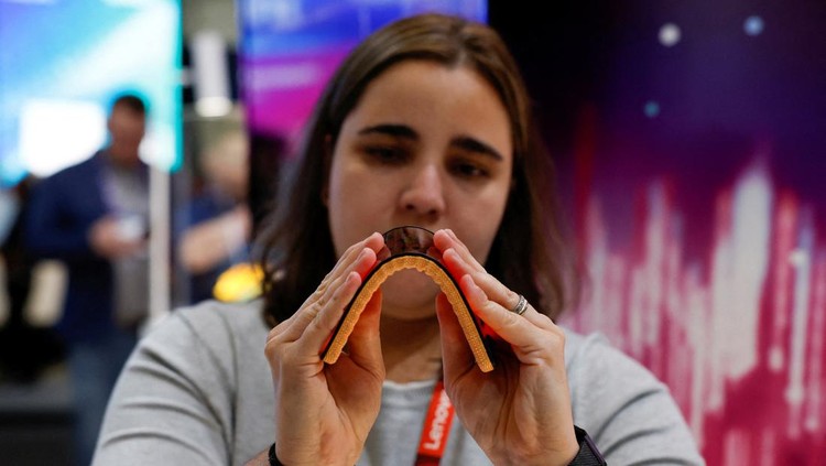 Visitors interact with latest technology, as they attend the Mobile World Congress (MWC) in Barcelona, Spain February 27, 2024. REUTERS/Bruna Casas