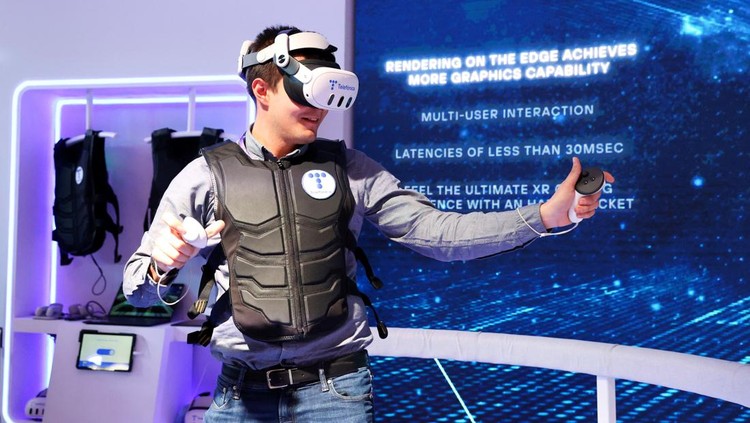 Visitors interact with latest technology, as they attend the Mobile World Congress (MWC) in Barcelona, Spain February 27, 2024. REUTERS/Bruna Casas