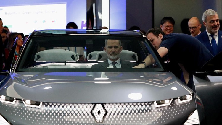 Visitors interact with latest technology, as they attend the Mobile World Congress (MWC) in Barcelona, Spain February 27, 2024. REUTERS/Bruna Casas