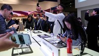 Visitors interact with latest technology, as they attend the Mobile World Congress (MWC) in Barcelona, Spain February 27, 2024. REUTERS/Bruna Casas