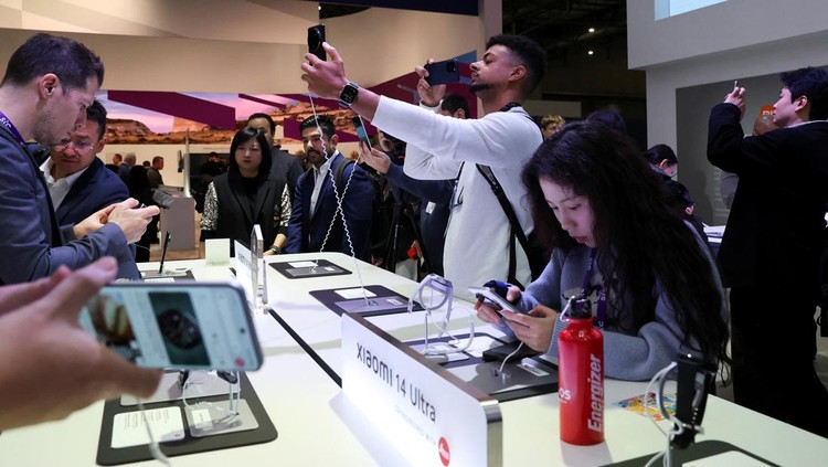 Beragam Teknologi Teranyar Unjuk Gigi di MWC 2024 Visitors interact with latest technology, as they attend the Mobile World Congress (MWC) in Barcelona, Spain February 27, 2024. REUTERS/Bruna Casas